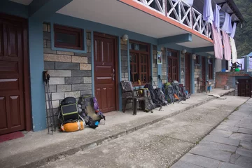 Crédence de cuisine en verre imprimé Annapurna Trekking Backpacks Outside Teahouse in Nepal on Annapurna Base Camp Trek
