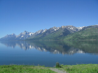 Fototapeta na wymiar Mountains on the lake