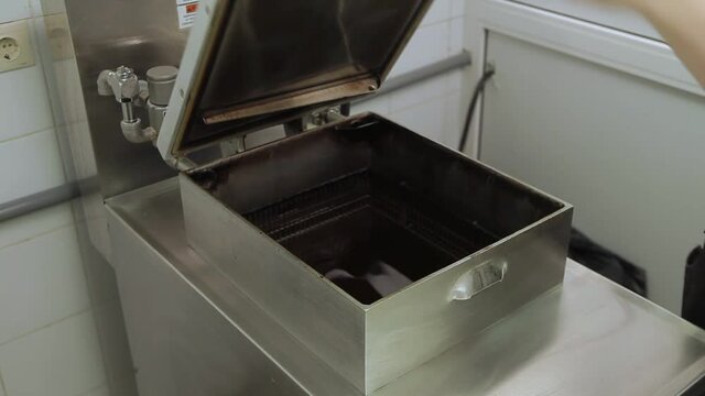 Checking the quality of oil for deep frying