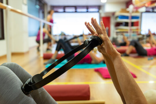 Manos de mujer con aro de pilates