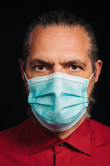 Mann mit Maske in Zeiten der Pandemie