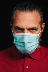 Mann mit Maske in Zeiten der Pandemie