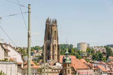 Obraz premium Fribourg, Freiburg, Kathedrale, Saint-Nicolas, Rathaus, Altstadt, Stadt, historische Häuser, Altstadthäuser, Stadtspaziergang, Sommer, Schweiz