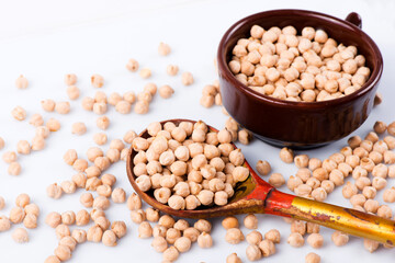 nut krupnym planom. nut na belom fone