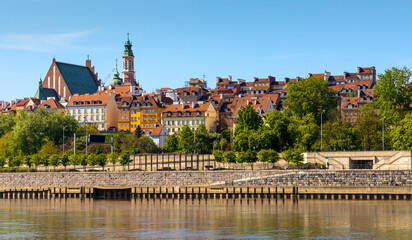 Panoramic view of Warsaw, Poland, city center and Old Town quarter with Wybrzerze Gdanskie embankment at Vistula river - obrazy, fototapety, plakaty