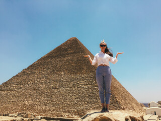 Girl, pyramides, Cairo