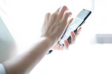 Handy in der Hand der Frau