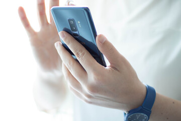 Handy in der Hand der Frau