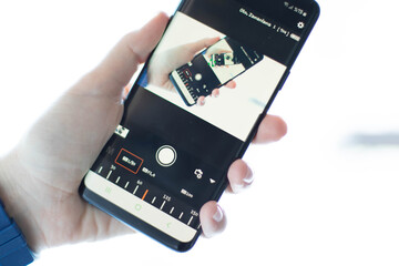 Handy in der Hand der Frau