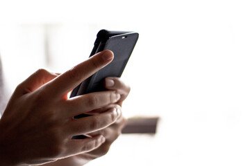Handy in der Hand der Frau