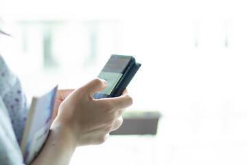 Handy in der Hand der Frau