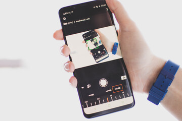 Handy in der Hand der Frau