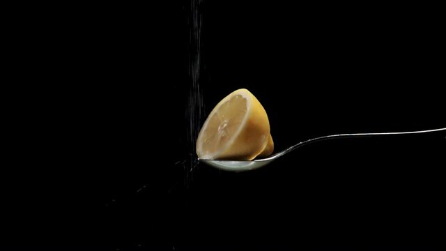 medio lim&oacute;n amarillo espolvoreado en c&aacute;mara lenta con az&uacute;car blanca