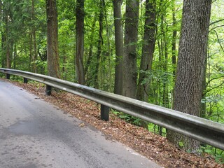 Abgrund - Leitschiene begrenzt gefährliche Straße