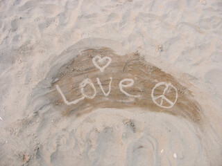 Love and Peace scritti sulla sabbia