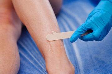 before shugaring, they apply wax on the leg