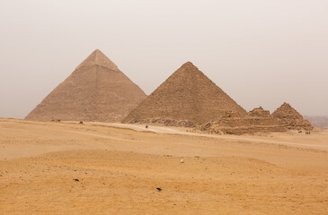 Fototapeta na wymiar Pyramid of Khafre and Menkare with small pyramids