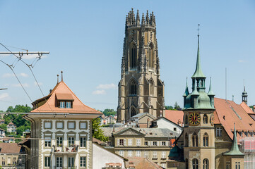 Obraz premium Fribourg, Freiburg, Kathedrale, Saint-Nicolas, Rathaus, Altstadt, Stadt, historische Häuser, Altstadthäuser, Stadtspaziergang, Sommer, Schweiz
