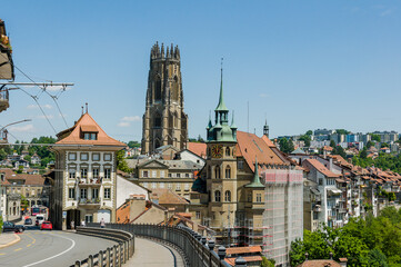 Fribourg, Freiburg, Kathedrale, Saint-Nicolas, Rathaus, Altstadt, Stadt, historische Häuser, Altstadthäuser, Stadtspaziergang, Sommer, Schweiz