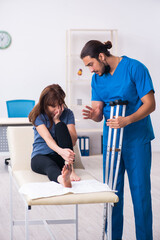 Obraz premium Finger injured woman visiting male doctor traumatologist