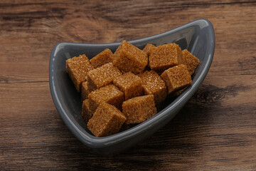 Cane sugar cubs in the bowl