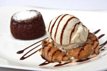 helado de nuez con brownie y chocolate