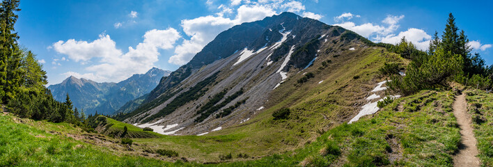 Fototapeta na wymiar Mountain tour in the Allgau Alps