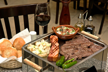 Carne asada a la parrilla con cebollas, queso y chiles verdes, comida mexicana