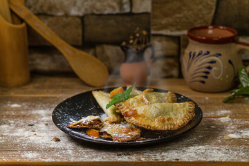 FOTOGRAFÍA DE EMPANADITAS DE LECHE QUEMADA CON UN TOQUE DE NARANJA