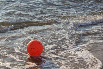 pallone in riva al mare