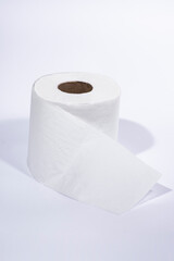 Rollo de papel higiénico sobre fondo blanco