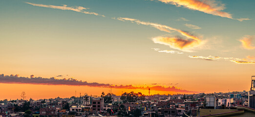 un atardecer con nubes y cielo azul