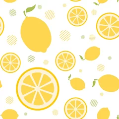 Fotobehang Citroen Vector naadloos patroon met hele citroenen en plakjes op een witte achtergrond. Helder zomerpatroon. Foto voor verpakking. Zuur tropisch fruit. Platte minimalistische citroen met een steel en blad.