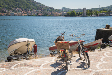 Como 01 - vista della città dalla passeggiata lungo il lago, con biciclette e barche