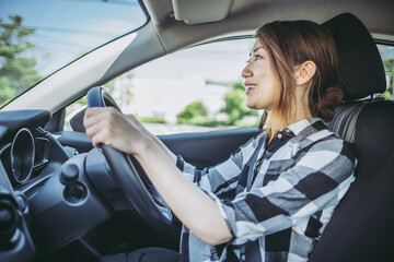 車の運転をする女性