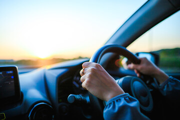 車の運転をする女性