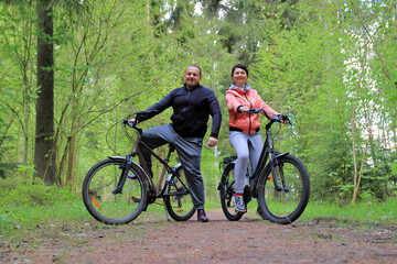 Fototapeta na wymiar couple on bikes in the forest