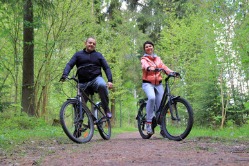 Obraz premium couple on bikes in the forest