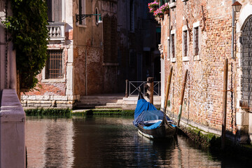 Fototapeta na wymiar moored gondola on a water canal in Venice 