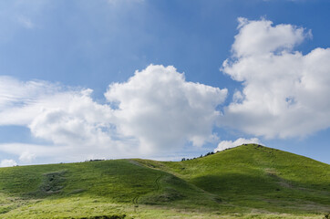 雲と緑の丘
