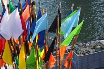 Fanions de filets de pêche. Bretagne, France