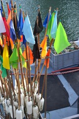 Fanions de filets de pêche. Bretagne, France