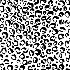 Naklejka premium Vector illustration leopard print seamless pattern. Black and white hand drawn grunge background.