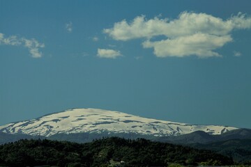 Fototapeta premium 初夏の月山