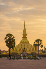 Fototapeta premium Pha That Luang Vientiane Golden Pagoda in Vientiane, Laos. sunset sky background beautiful.