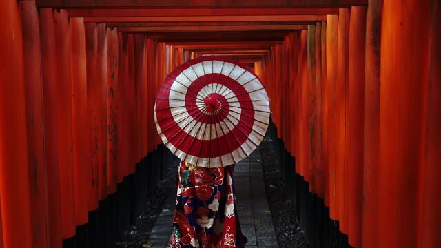 和傘の着物女性