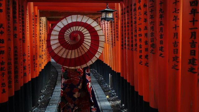 和傘の着物女性