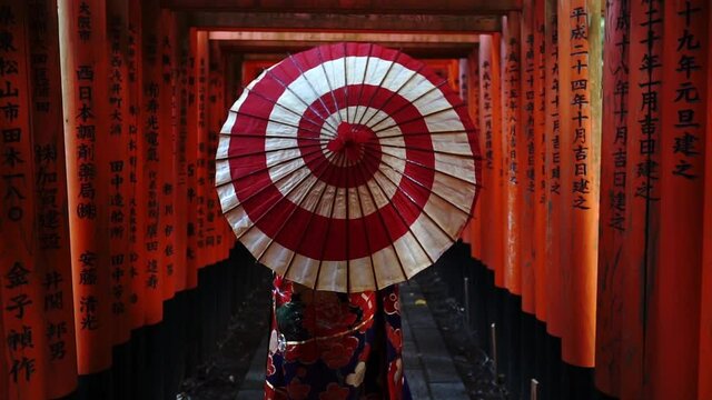 和傘の着物女性