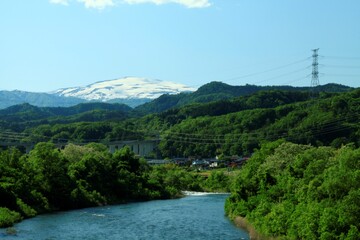 寒河江川と月山
