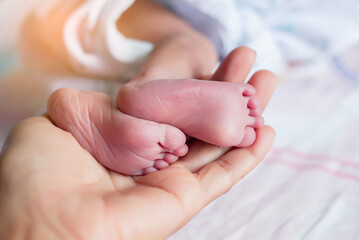 Obraz na płótnie Canvas Closeup of newborn baby love